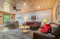 2 Min to Dollywood•Hot Tub, Bunks & Arcade - Chalets