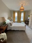 Stunning 6-Bedroom House in Swanage, Minutes from Beach, with Parking and Garden - 4-Star