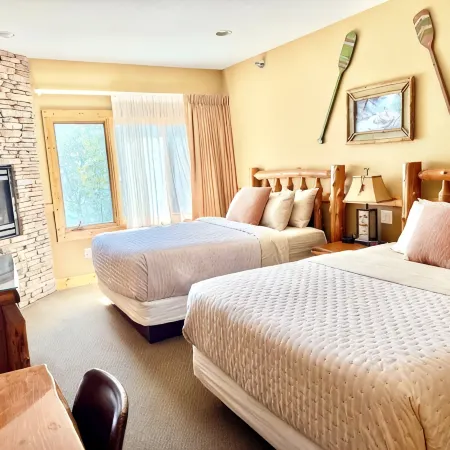 Lake Superior Two Queen Bed Studio~Pool/Hot tub-Burlington Bay