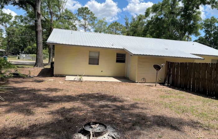 Cozy 2-bedroom house in charming Chiefland with WiFi, AC