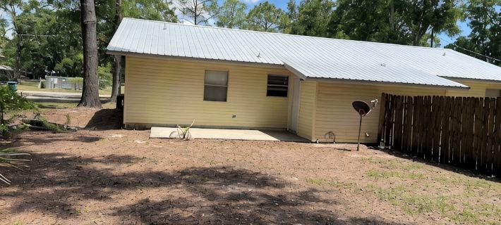 Cozy 2-bedroom house in charming Chiefland with WiFi, AC Hotels in Levy County