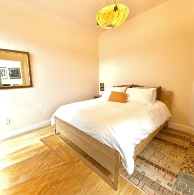 Relaxing Home with Sweeping Views, Chef's Kitchen and Hot Tub in Center of SF - Bungalows