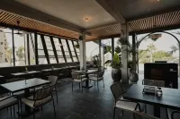 Sunrock Hotel & Suites