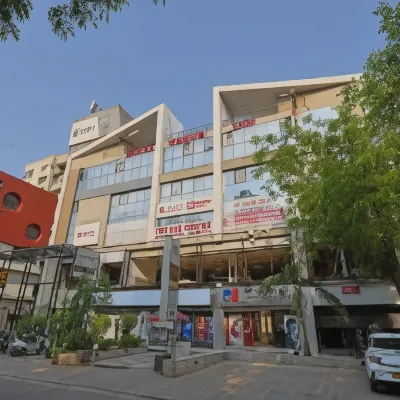Hotel Shailly Inn Отели рядом с достопримечательностью «Торговый центр Alpha One»