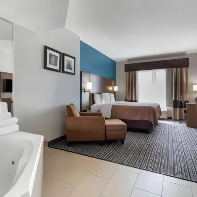 Quality Inn & Suites I-35 E-Walnut Hill Hotels in der Nähe von Freizeitpark Zero Gravity