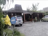 Serayu Hotel Timika - parking