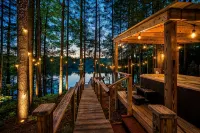 Peaceful Lakefront Retreat w/ Hot Tub, Fire Pit, Game Room, Screened Deck - 4 stjerner