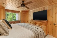 NEW Construction! Ski-In/Ski-Out Condo, fire place, Bunk room
