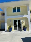 Outstanding pool and outdoor area 5 minute walk to beach! - 방갈로