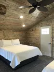8 miles to Mount Rushmore - Sleeps 2 to 6
