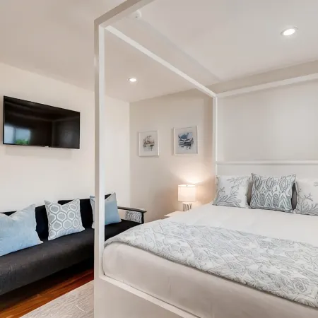 NEW Modern Island Getaway, sleeps 6, Dog Friendly!