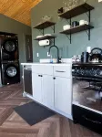 Peaceful Retreat: Modern, Moody, w/ Mountain Views, Covered Deck + Firepit - シャレー
