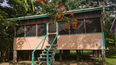 伯利茲河灣度假村