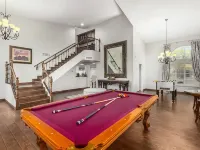 Pool and Jacuzzi + Rock slide + FUN amenities for all! Hotels near Mystery Castle