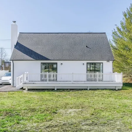 Tip Of The Town Fresh and New 3 Bedroom Nest