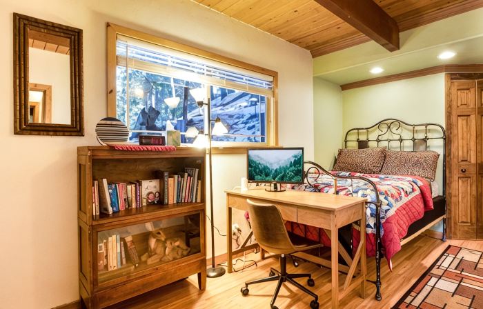 Romantic, Pet-Friendly Cabin. 5-min walk to Lake. 2 BBQ + 2 Decks + Fire Pit/EV