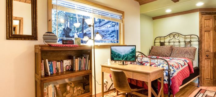 Romantic, Pet-Friendly Cabin. 5-min walk to Lake. 2 BBQ + 2 Decks + Fire Pit/EV Hoteles en Crestline