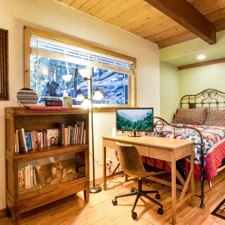 Romantic, Pet-Friendly Cabin. 5-min walk to Lake. 2 BBQ + 2 Decks + Fire Pit/EV