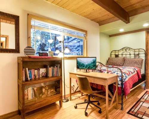 Romantic, Pet-Friendly Cabin. 5-min walk to Lake. 2 BBQ + 2 Decks + Fire Pit/EV 크레스틀린 호텔