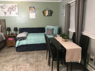 Home Away From Home, Newly Renovated Apartment Hotel a 