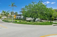 Downtown Naples Retreat - Walk to 5th Ave & Beach - Condos
