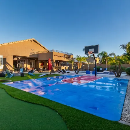 Phoenix Vacation Home -- Pool, Spa, Basketball & Putting Green Отели рядом с достопримечательностью «Саут Маунтин Парк Сценик Драйв»
