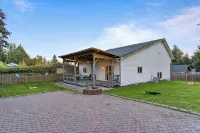 The NorthWest Vibes 6bd/3ba  w/GameRoom Covered String Light Deck w/ BBQ&Firepit - 4 ดาว
