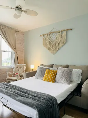 Cozy cottage w/sunset views + quick walk to a private beach (dog friendly - 4-Star