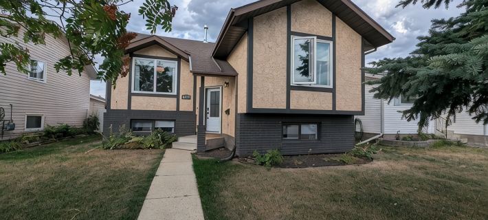 Peaceful and Inviting 4 Bedroom Bilevel House Hotels in Red Deer
