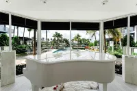 Waterfront Oasis 2BR/2BA with Pool, Gym, Balcony & Parking - 4성급
