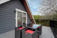 Spacious & Modern by the Beach ~ King & Queen Beds - WiFi