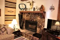 Angel Fire Mountain Retreat! Cozy 2 bedroom, 2 bath condo, sleeps 6 people. - 2-Star