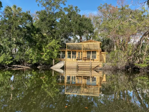 Sleeps 20+, 2 houses, Swim-Spa, hot tub, bachelor and party place - Homestays