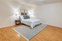Spacious Hideaway w/ hot tub and creek- 1 mile from beautiful Watauga Lake