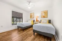 Tropical Paradise! Family-Friendly Home Near the Beach! - 무료 와이파이