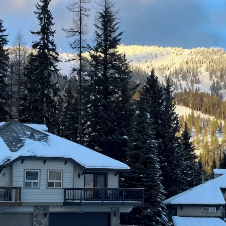 Beautiful Home on Home Again Trail 3BR ski in-out. 5 star home, 5 star location