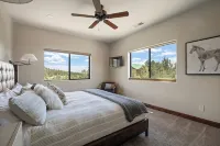 Canyon-View Retreat Minutes from Zion with Hot Tub, Game Room & Chef’s Kitchen - Balkon