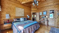 Beautiful Views with Hottub and King Bed - Balkoner
