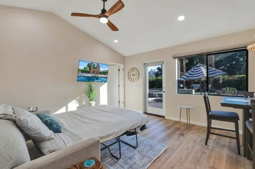Guesthouse Poolside Suite 700sf 1 BR/2 BA/LR - Private Pools