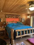 Cozy, Quiet Small Town Log Home. With Beautiful Mountain View. - Boutique