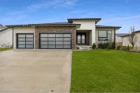 Elegant + Modern Home + Patio - WiFi