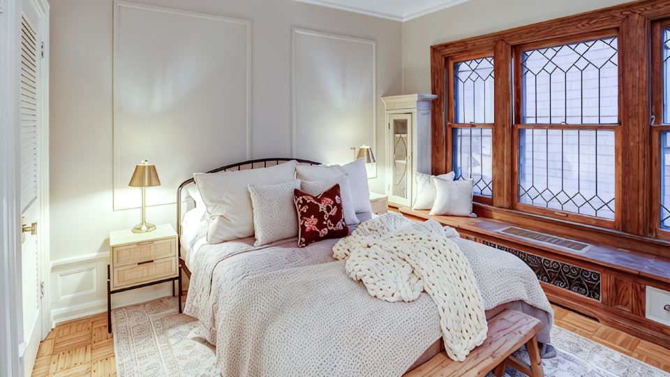 Charming 2BR, near Park Ave with private balcony!