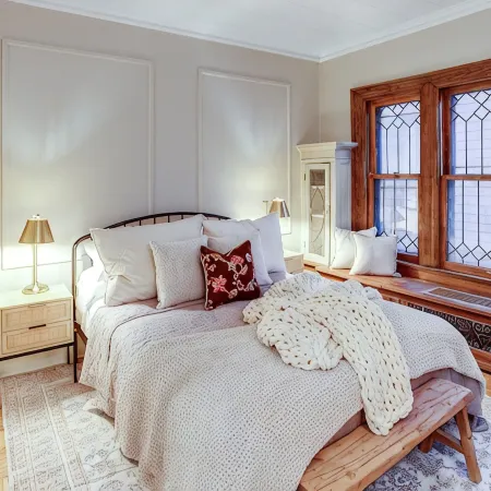 Charming 2BR, near Park Ave with private balcony!