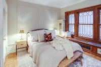 Charming 2BR, near Park Ave with private balcony!