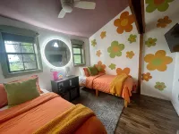 Fun cottage w/VIEW, minutes to downtown Eureka Springs, Beaver Lake, White River - 4-Star