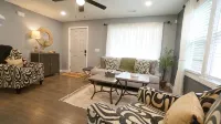 3-bedroom 2 full bath bungalow in the heart of the city minutes from DT Raleigh. - บังกะโล