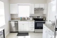 NEW! The Seafoam Bungalow - close to beaches! - gimnasio