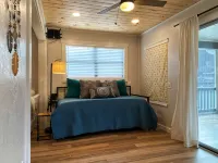 Lake front Sunset Cottage with dock & kayaks - 3-Star
