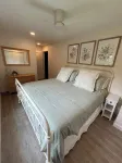 Newly renovated home with lake views, only one block from the beach! - 무료 와이파이