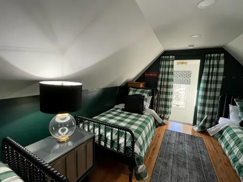 Dragonfly Cottage -Luxurious Mountain View A-Frame -quiet street close to town. - Wifi